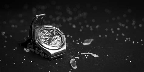 togliere graffi vetro orologio dentifricio
